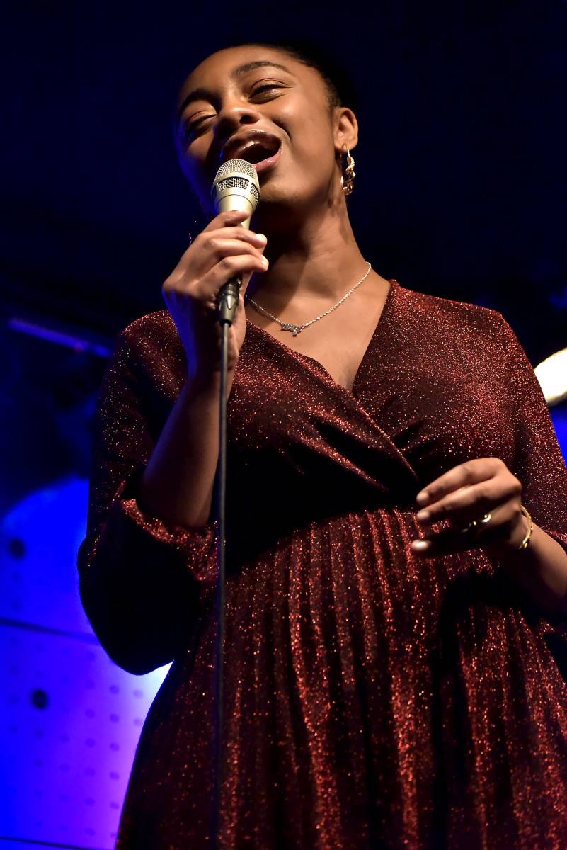 Samara Joy předvedla vyprodanému Jazz Docku svůj sametový hlas, vystoupila s Quartetem