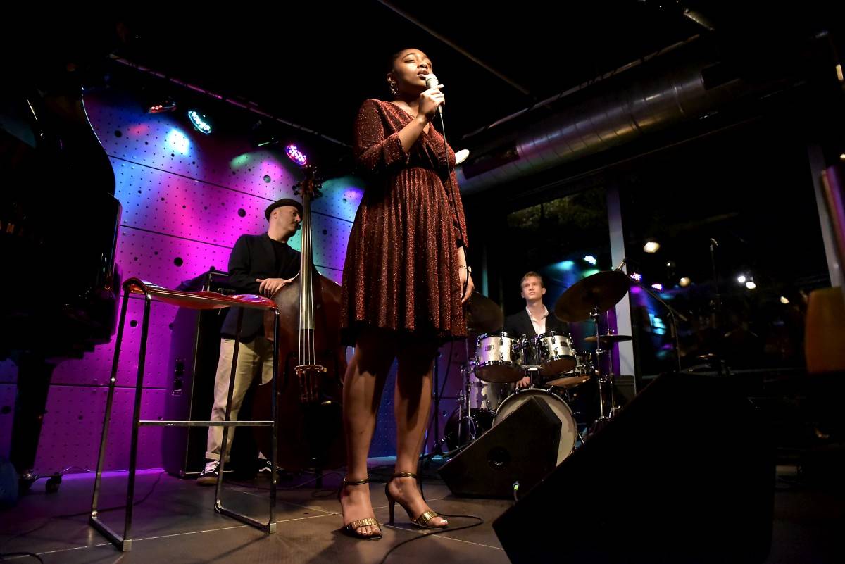 Samara Joy předvedla vyprodanému Jazz Docku svůj sametový hlas, vystoupila s Quartetem