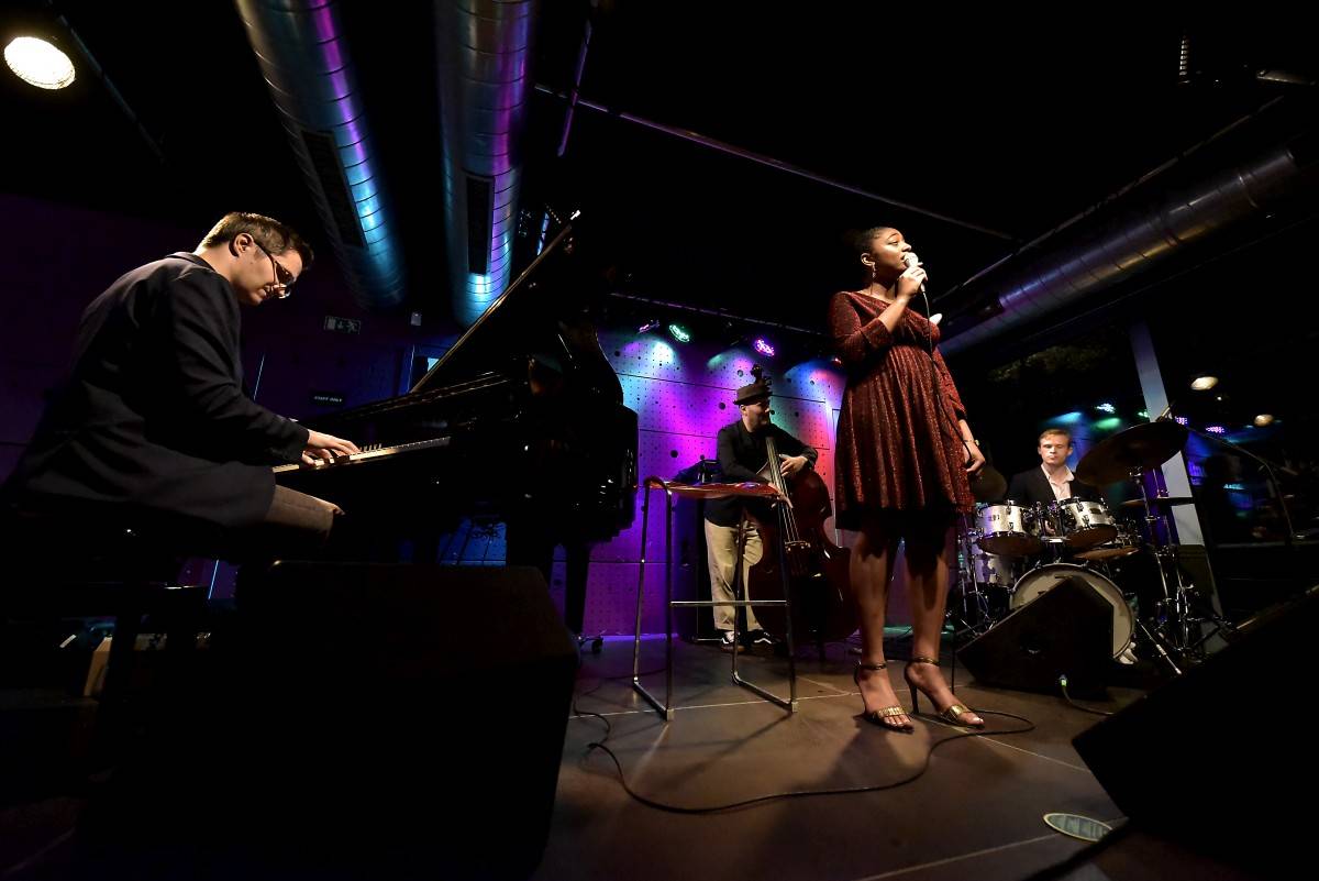 Samara Joy předvedla vyprodanému Jazz Docku svůj sametový hlas, vystoupila s Quartetem