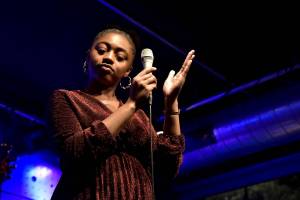 Samara Joy předvedla vyprodanému Jazz Docku svůj sametový hlas, vystoupila s Quartetem