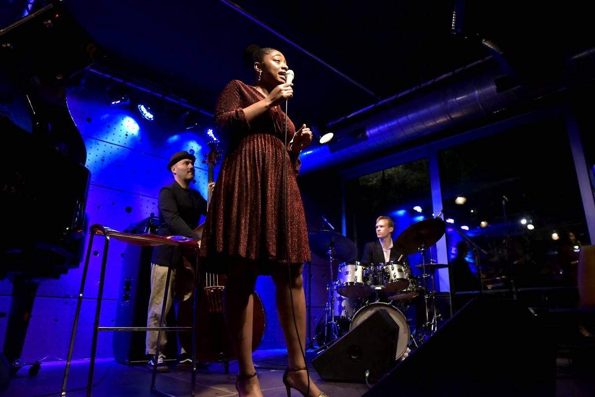 Samara Joy předvedla vyprodanému Jazz Docku svůj sametový hlas, vystoupila s Quartetem