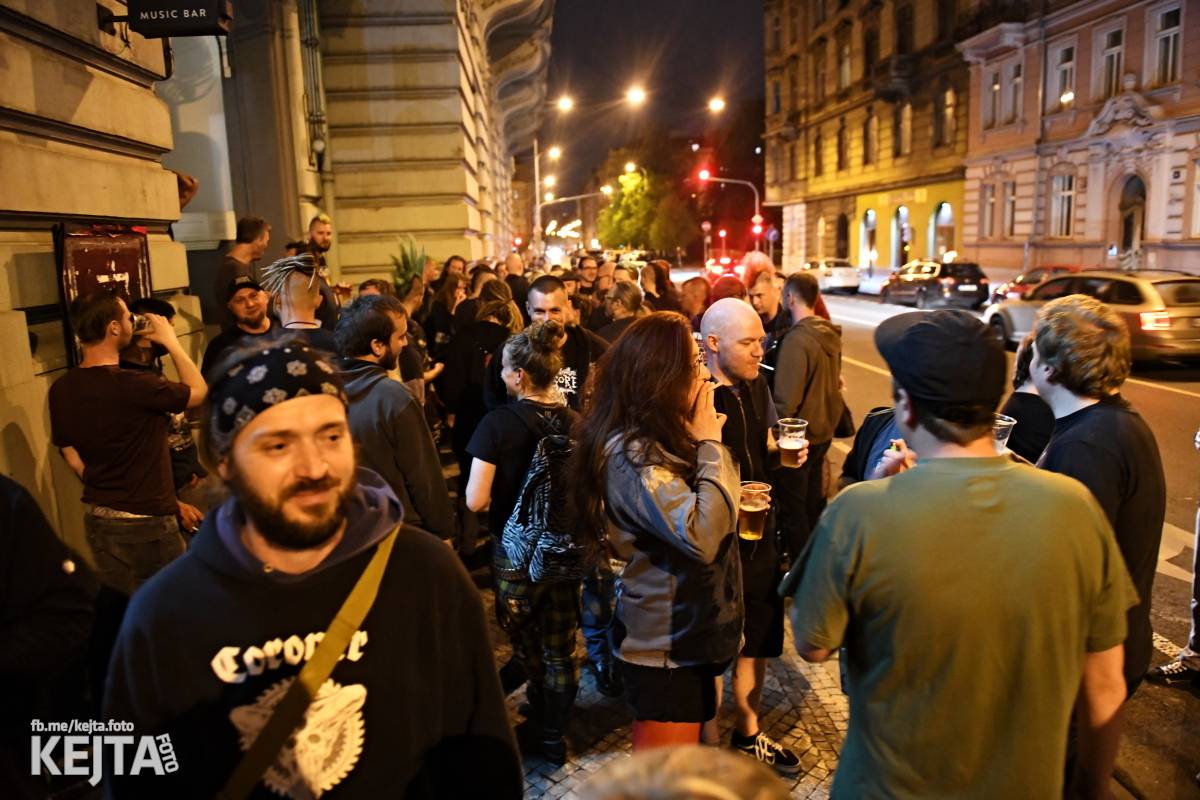 Bestie zvaná The Casualties zaútočila na pražské Futurum, drsné pogo neznalo mezí