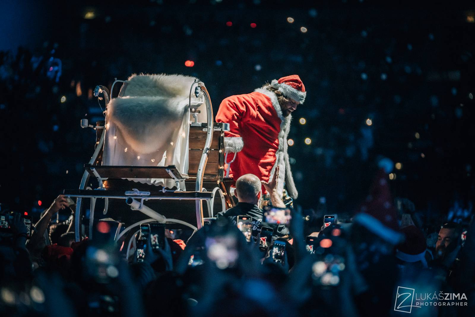 Kryštof si udělali Vánoce v květnu. V O2 areně sněžilo, Richard Krajčo přijel na saních