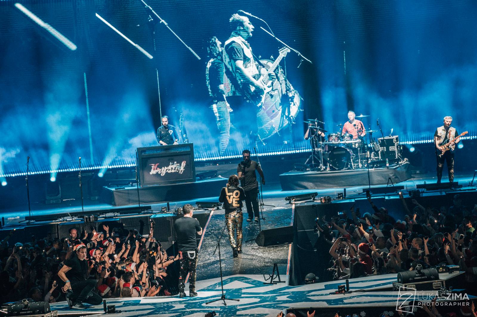 Kryštof si udělali Vánoce v květnu. V O2 areně sněžilo, Richard Krajčo přijel na saních