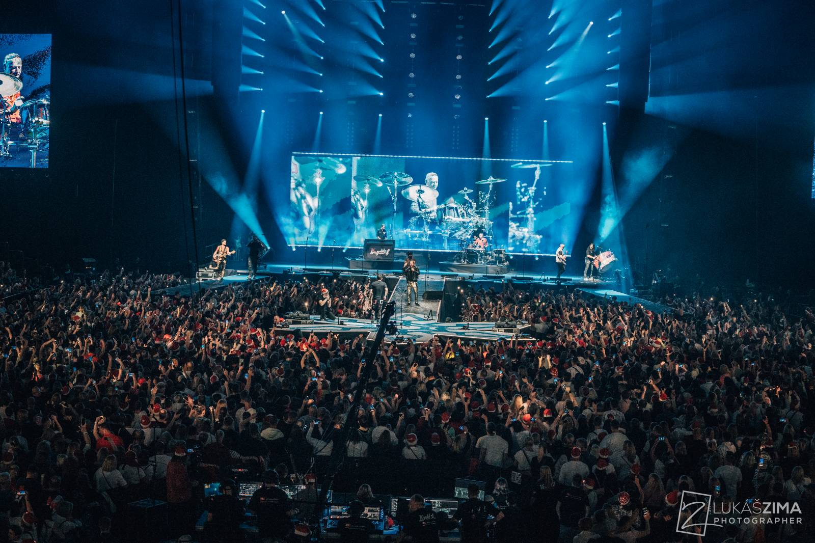 Kryštof si udělali Vánoce v květnu. V O2 areně sněžilo, Richard Krajčo přijel na saních