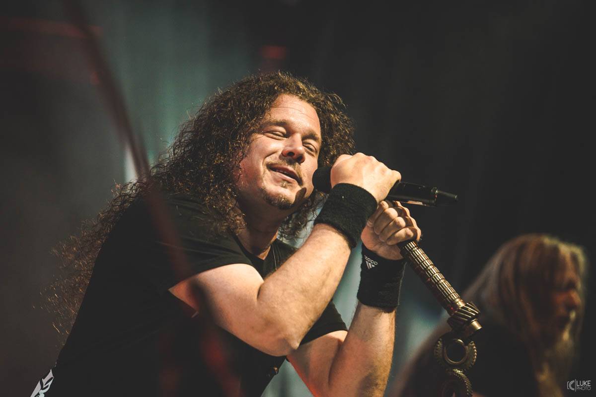 Arakain přijel se svou výroční tour do hanácké metropole. Metalový nářez, ale i lampičky jako v obýváku