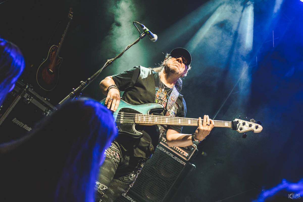 Arakain přijel se svou výroční tour do hanácké metropole. Metalový nářez, ale i lampičky jako v obýváku