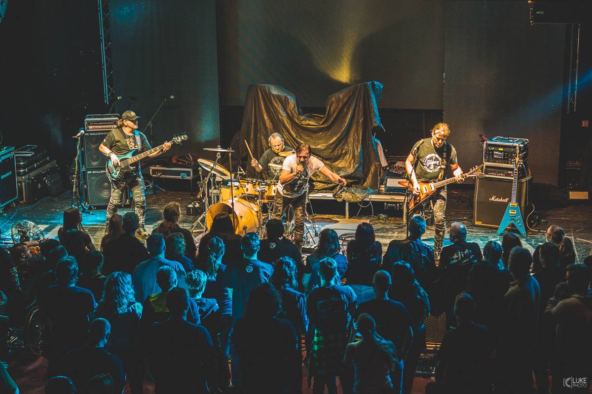 Arakain přijel se svou výroční tour do hanácké metropole. Metalový nářez, ale i lampičky jako v obýváku