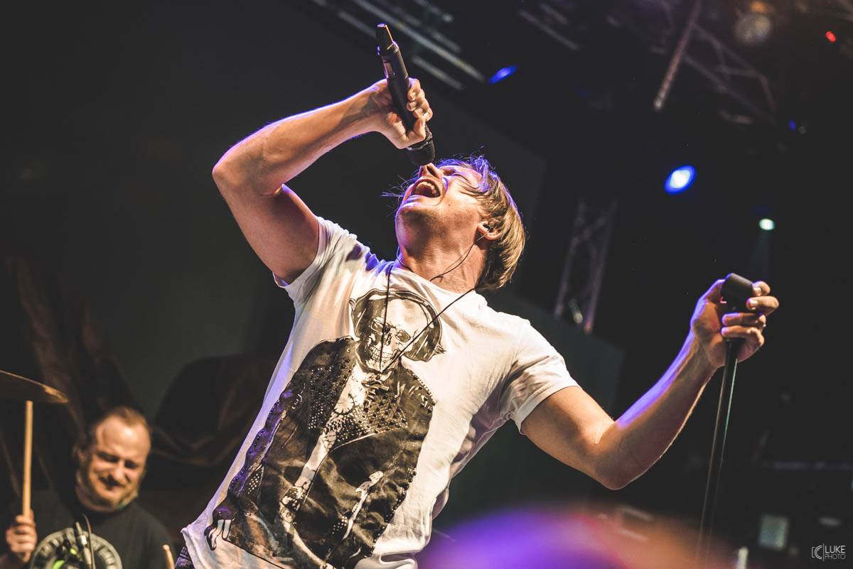 Arakain přijel se svou výroční tour do hanácké metropole. Metalový nářez, ale i lampičky jako v obýváku