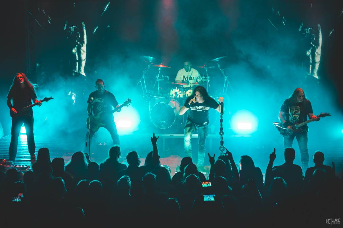 Arakain přijel se svou výroční tour do hanácké metropole. Metalový nářez, ale i lampičky jako v obýváku