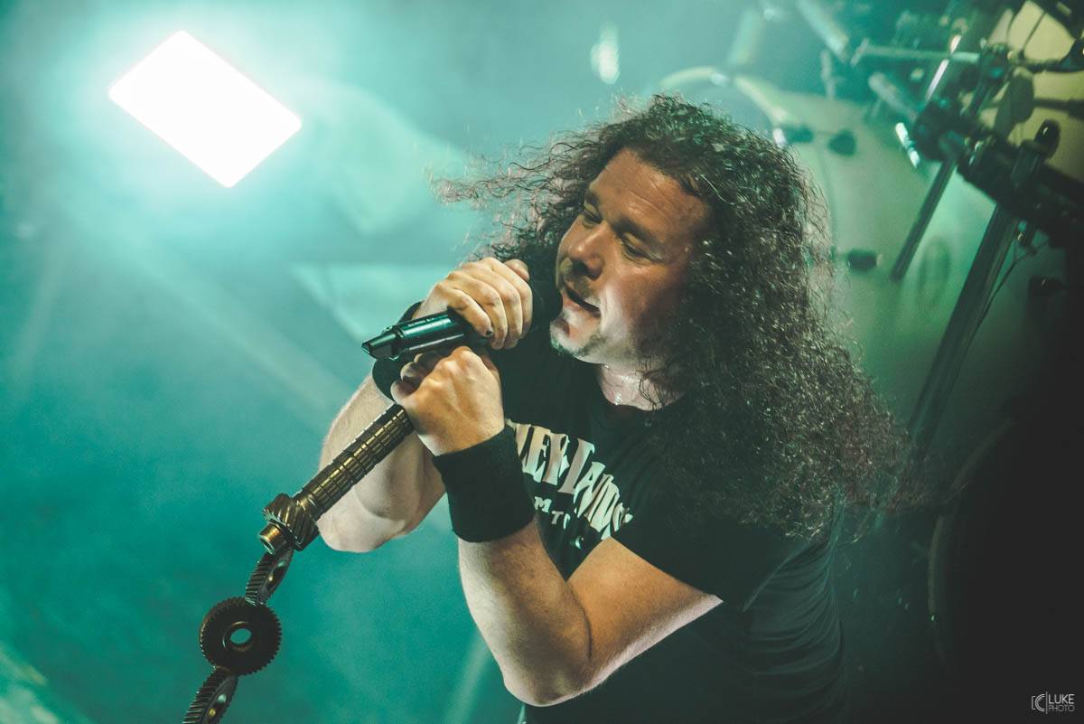 Arakain přijel se svou výroční tour do hanácké metropole. Metalový nářez, ale i lampičky jako v obýváku