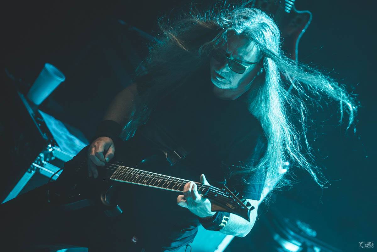 Arakain přijel se svou výroční tour do hanácké metropole. Metalový nářez, ale i lampičky jako v obýváku