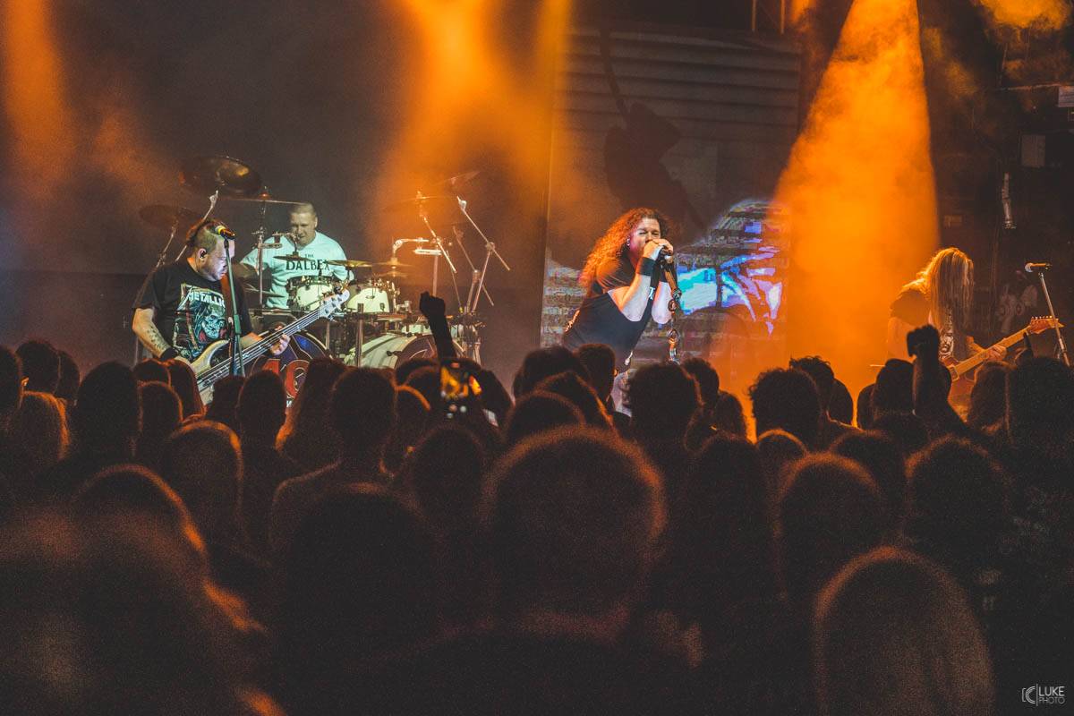 Arakain přijel se svou výroční tour do hanácké metropole. Metalový nářez, ale i lampičky jako v obýváku