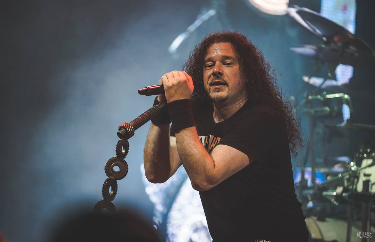 Arakain přijel se svou výroční tour do hanácké metropole. Metalový nářez, ale i lampičky jako v obýváku