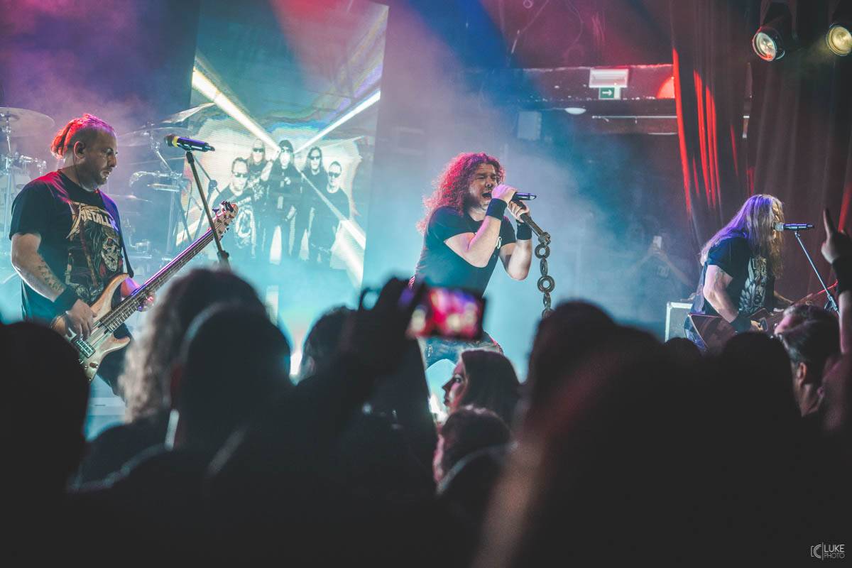 Arakain přijel se svou výroční tour do hanácké metropole. Metalový nářez, ale i lampičky jako v obýváku