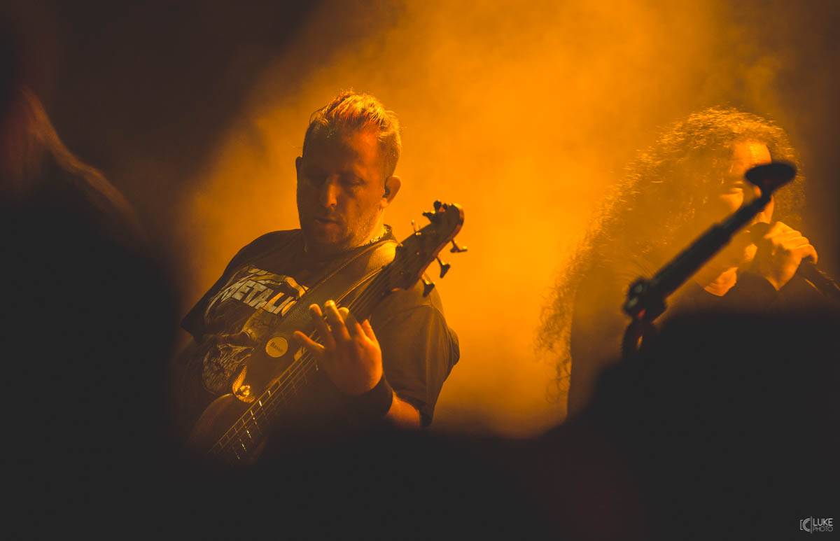 Arakain přijel se svou výroční tour do hanácké metropole. Metalový nářez, ale i lampičky jako v obýváku