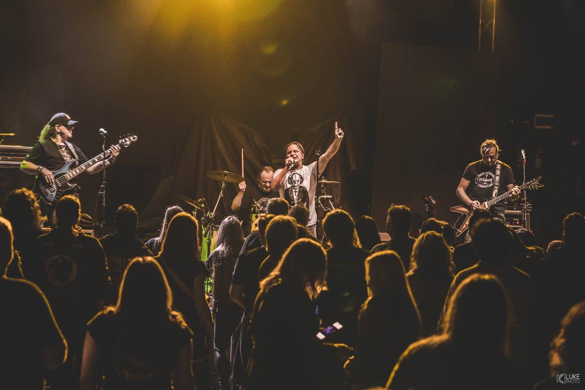 Arakain přijel se svou výroční tour do hanácké metropole. Metalový nářez, ale i lampičky jako v obýváku