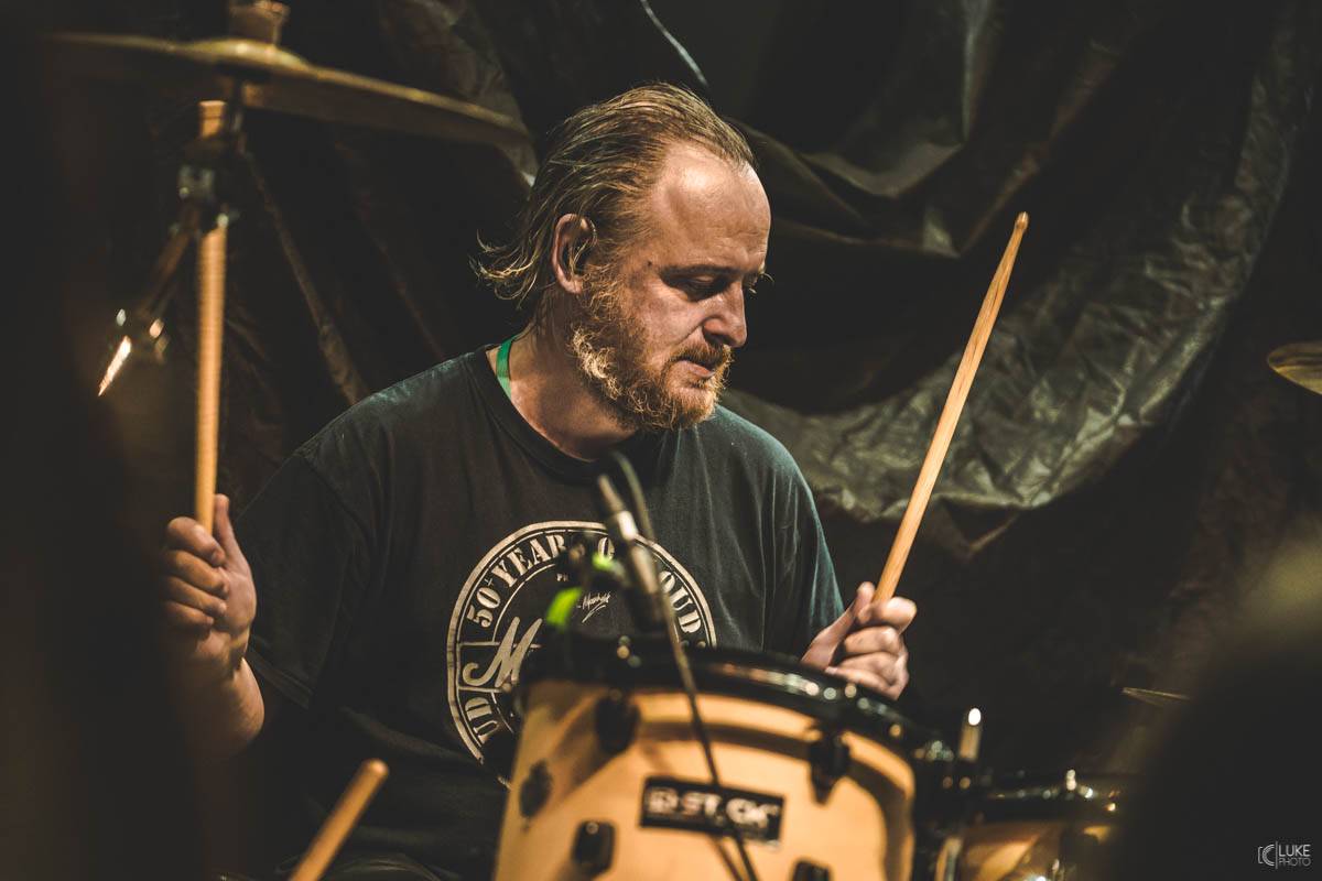 Arakain přijel se svou výroční tour do hanácké metropole. Metalový nářez, ale i lampičky jako v obýváku