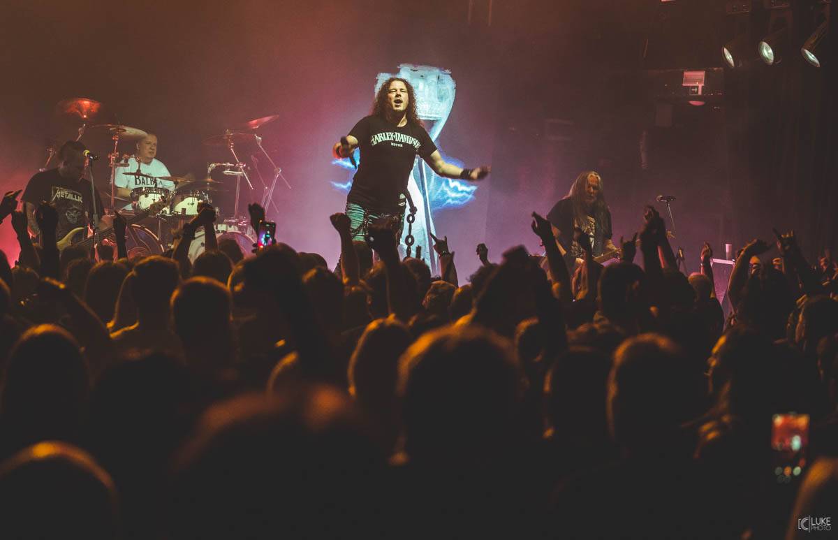 Arakain přijel se svou výroční tour do hanácké metropole. Metalový nářez, ale i lampičky jako v obýváku