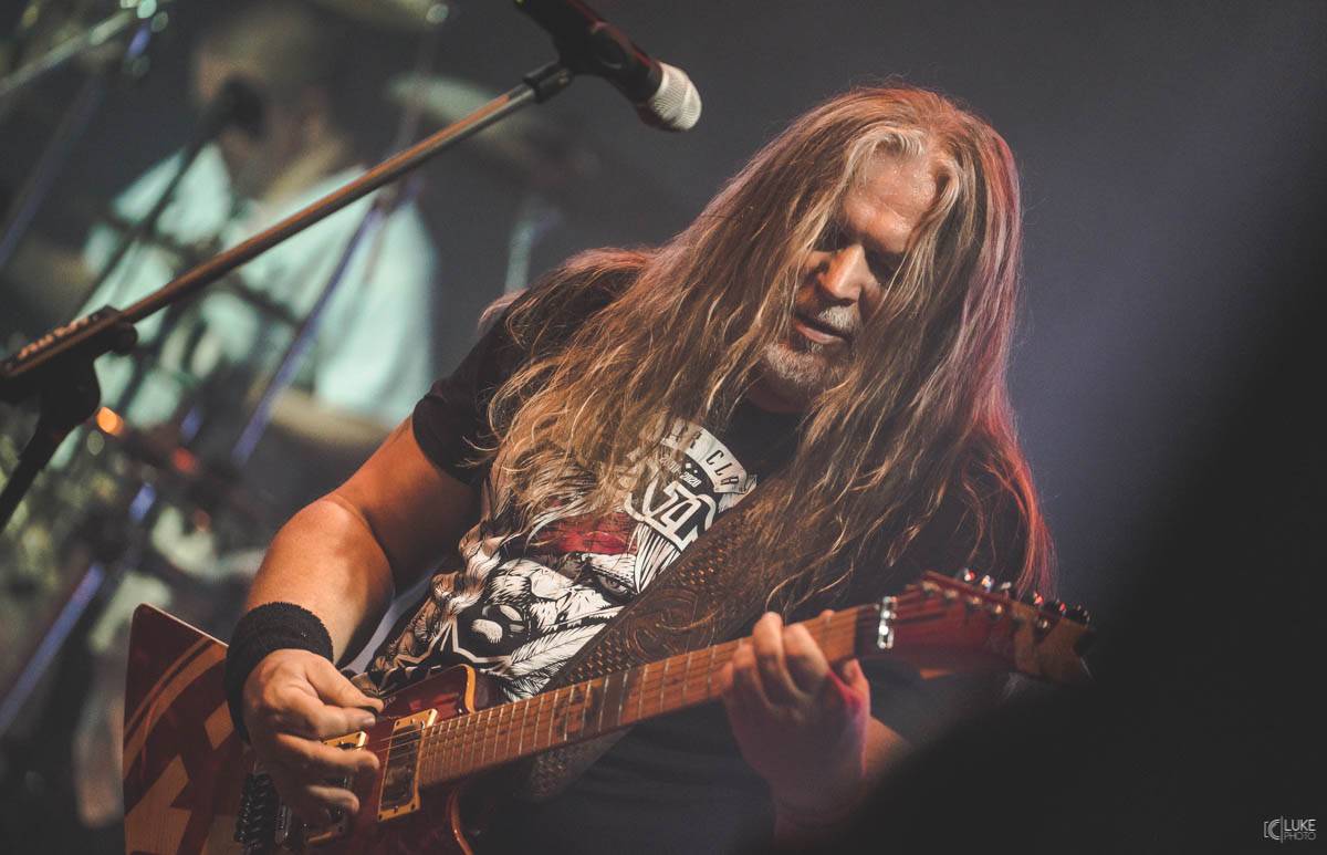 Arakain přijel se svou výroční tour do hanácké metropole. Metalový nářez, ale i lampičky jako v obýváku