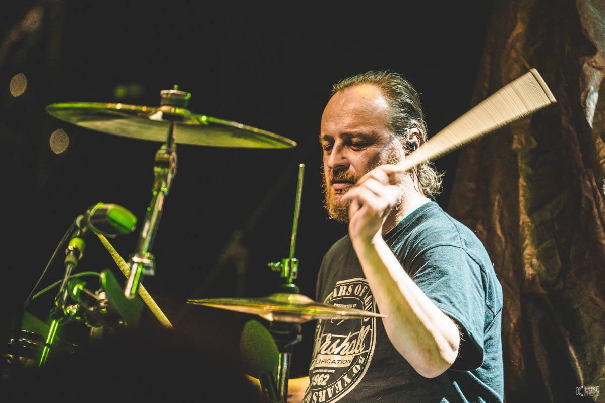 Arakain přijel se svou výroční tour do hanácké metropole. Metalový nářez, ale i lampičky jako v obýváku