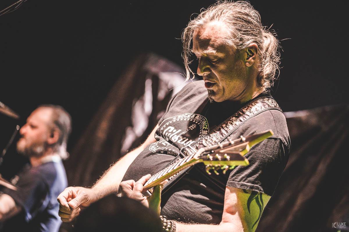 Arakain přijel se svou výroční tour do hanácké metropole. Metalový nářez, ale i lampičky jako v obýváku