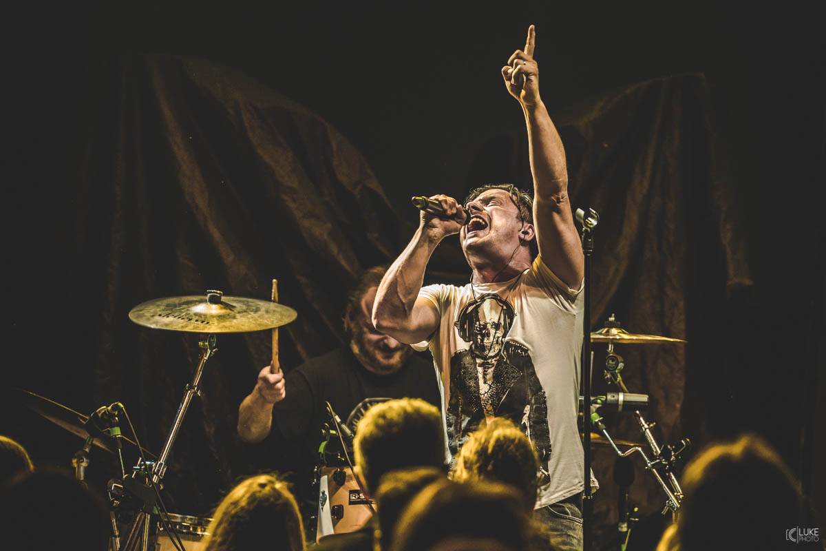 Arakain přijel se svou výroční tour do hanácké metropole. Metalový nářez, ale i lampičky jako v obýváku