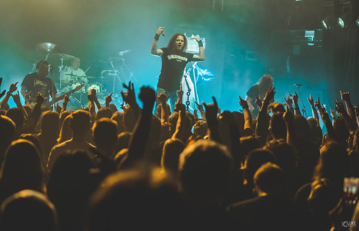 Arakain přijel se svou výroční tour do hanácké metropole. Metalový nářez, ale i lampičky jako v obýváku