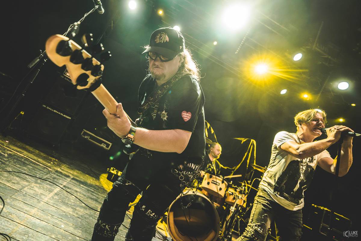 Arakain přijel se svou výroční tour do hanácké metropole. Metalový nářez, ale i lampičky jako v obýváku