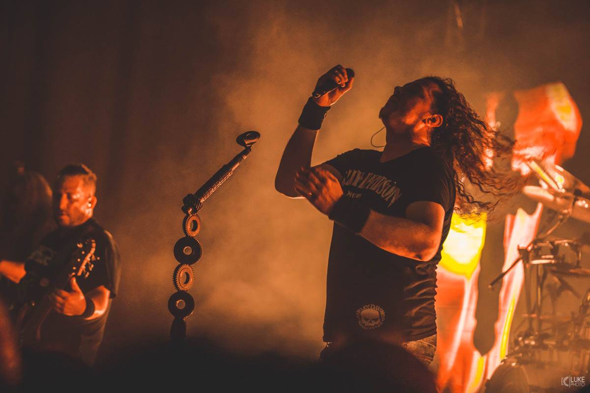 Arakain přijel se svou výroční tour do hanácké metropole. Metalový nářez, ale i lampičky jako v obýváku