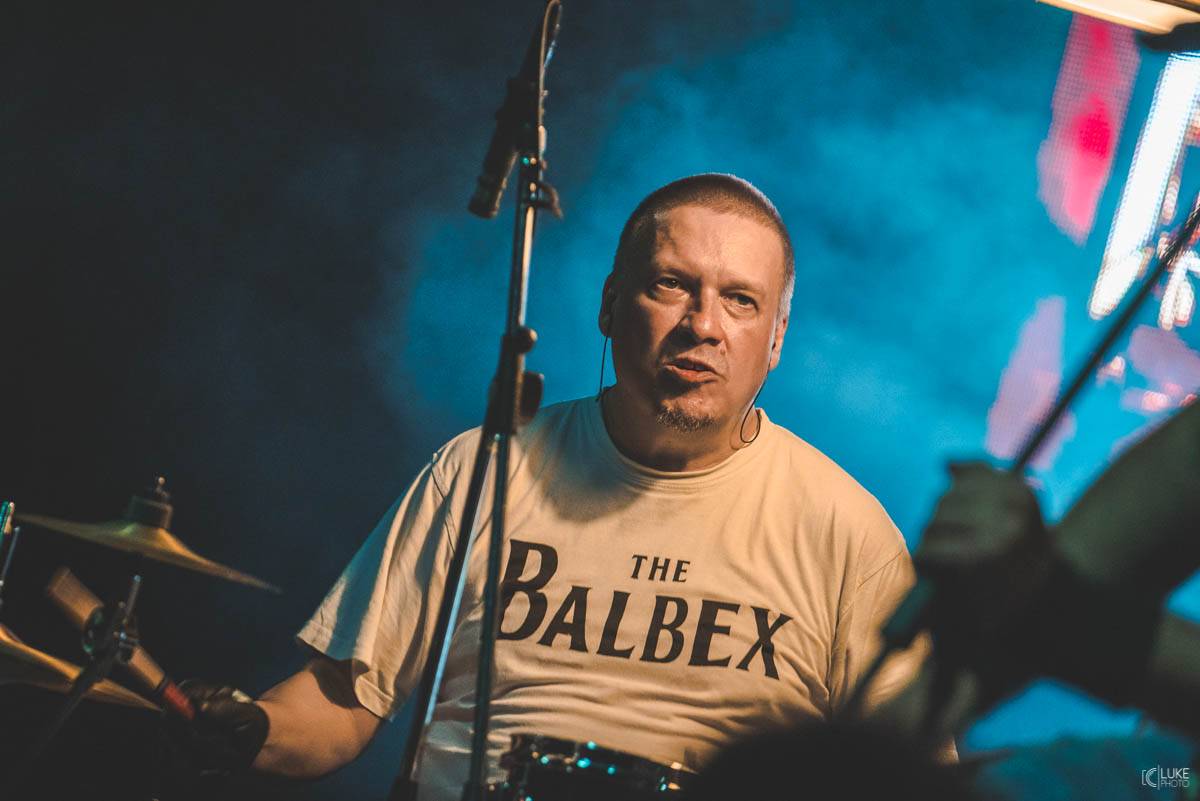 Arakain přijel se svou výroční tour do hanácké metropole. Metalový nářez, ale i lampičky jako v obýváku