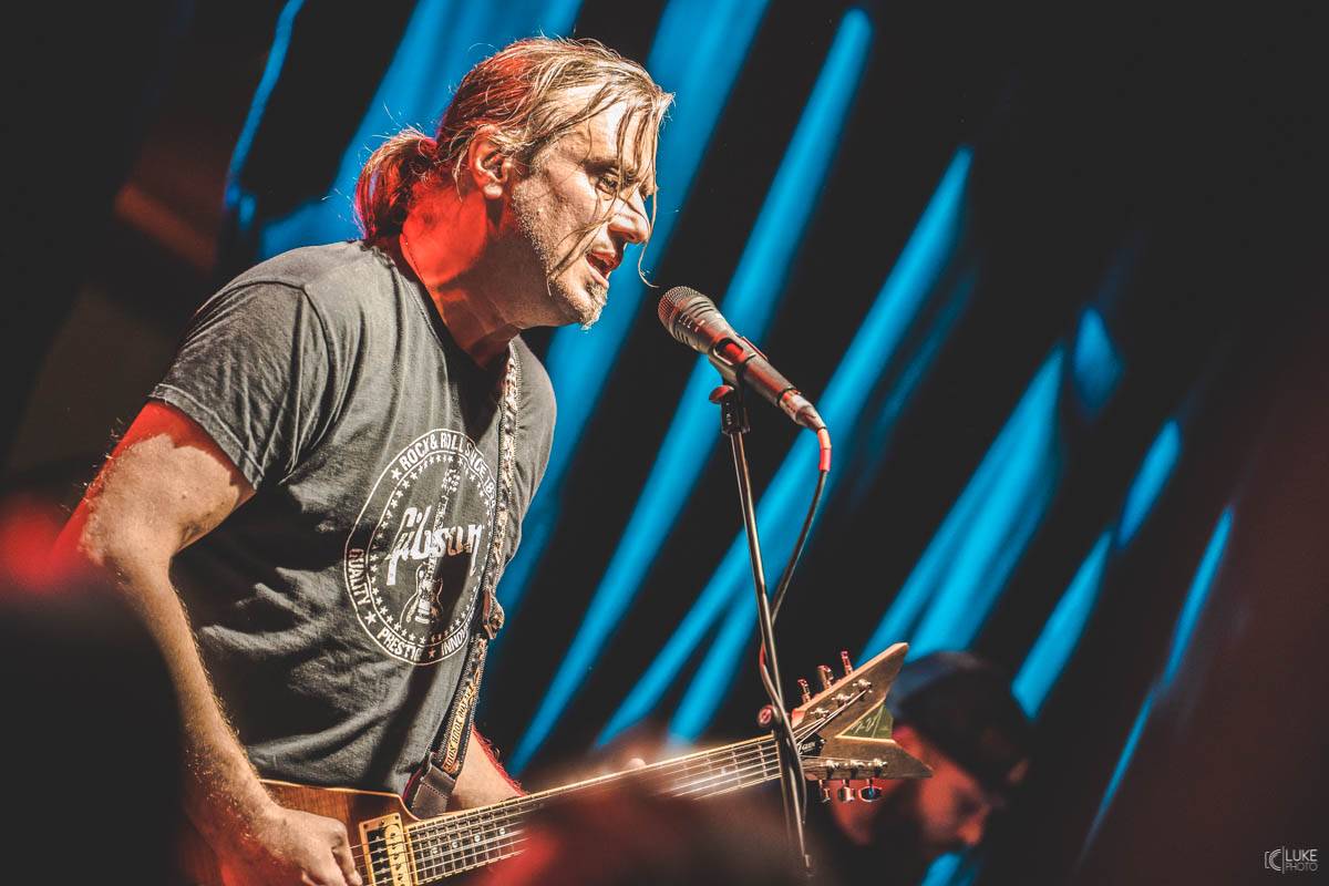 Arakain přijel se svou výroční tour do hanácké metropole. Metalový nářez, ale i lampičky jako v obýváku