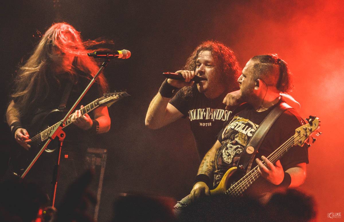 Arakain přijel se svou výroční tour do hanácké metropole. Metalový nářez, ale i lampičky jako v obýváku