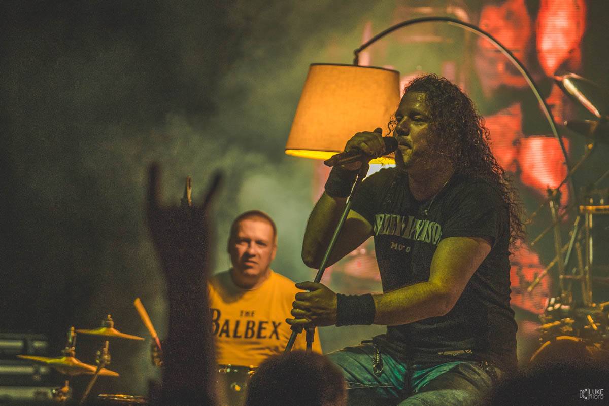 Arakain přijel se svou výroční tour do hanácké metropole. Metalový nářez, ale i lampičky jako v obýváku