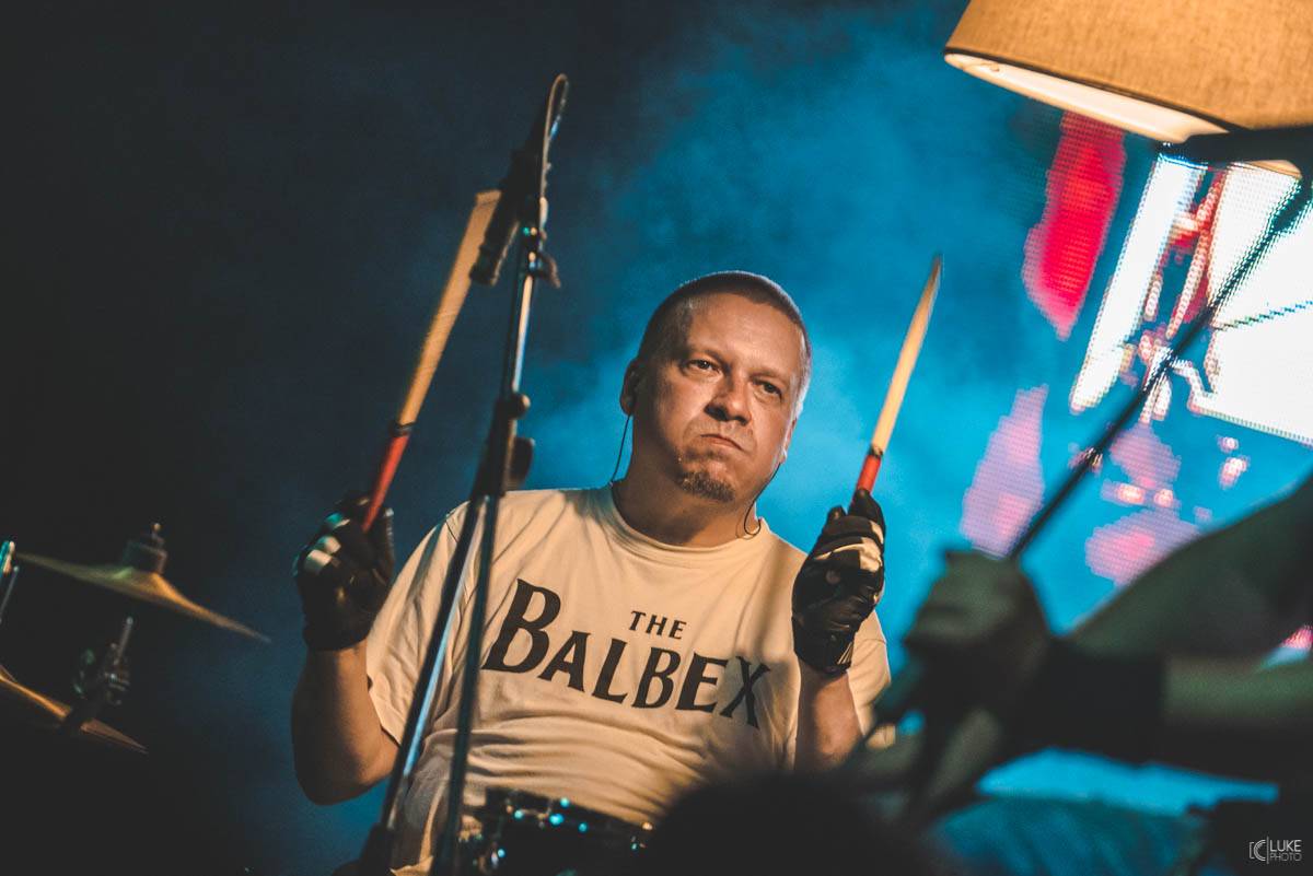 Arakain přijel se svou výroční tour do hanácké metropole. Metalový nářez, ale i lampičky jako v obýváku