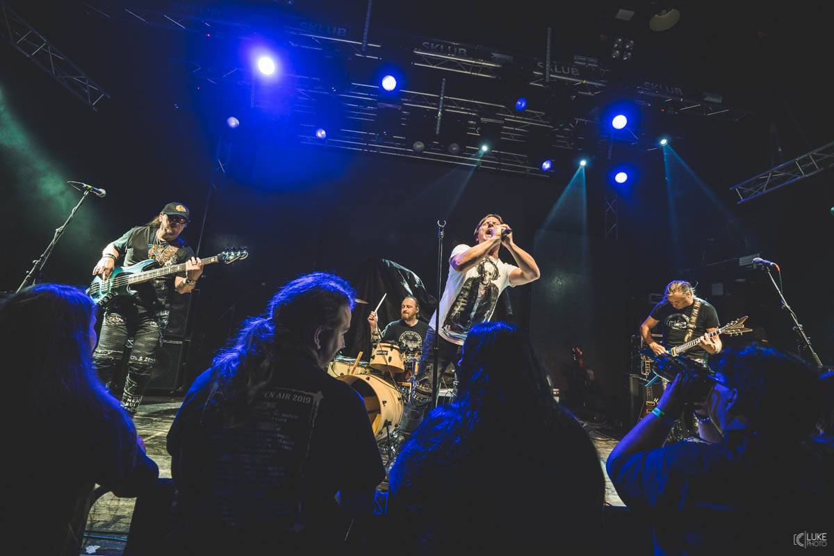 Arakain přijel se svou výroční tour do hanácké metropole. Metalový nářez, ale i lampičky jako v obýváku