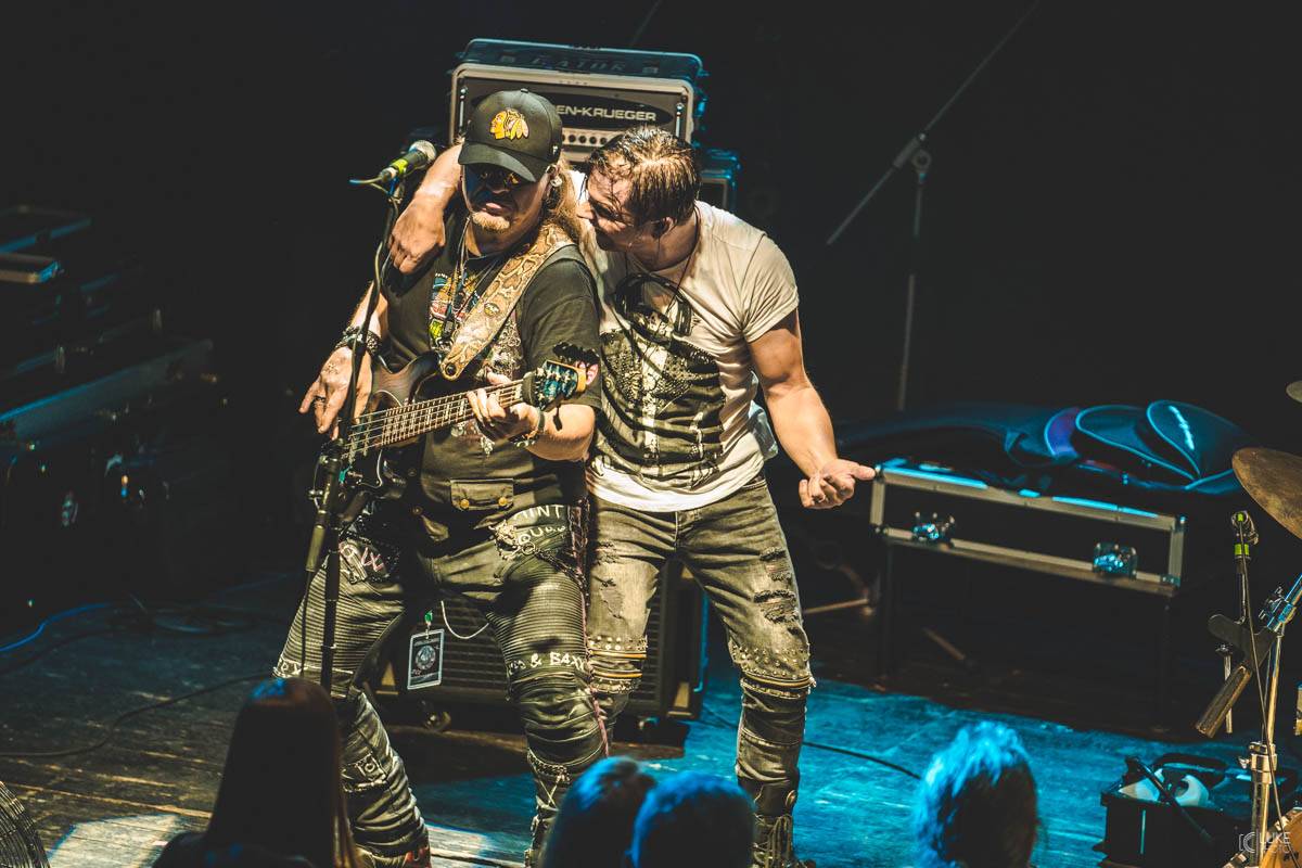 Arakain přijel se svou výroční tour do hanácké metropole. Metalový nářez, ale i lampičky jako v obýváku