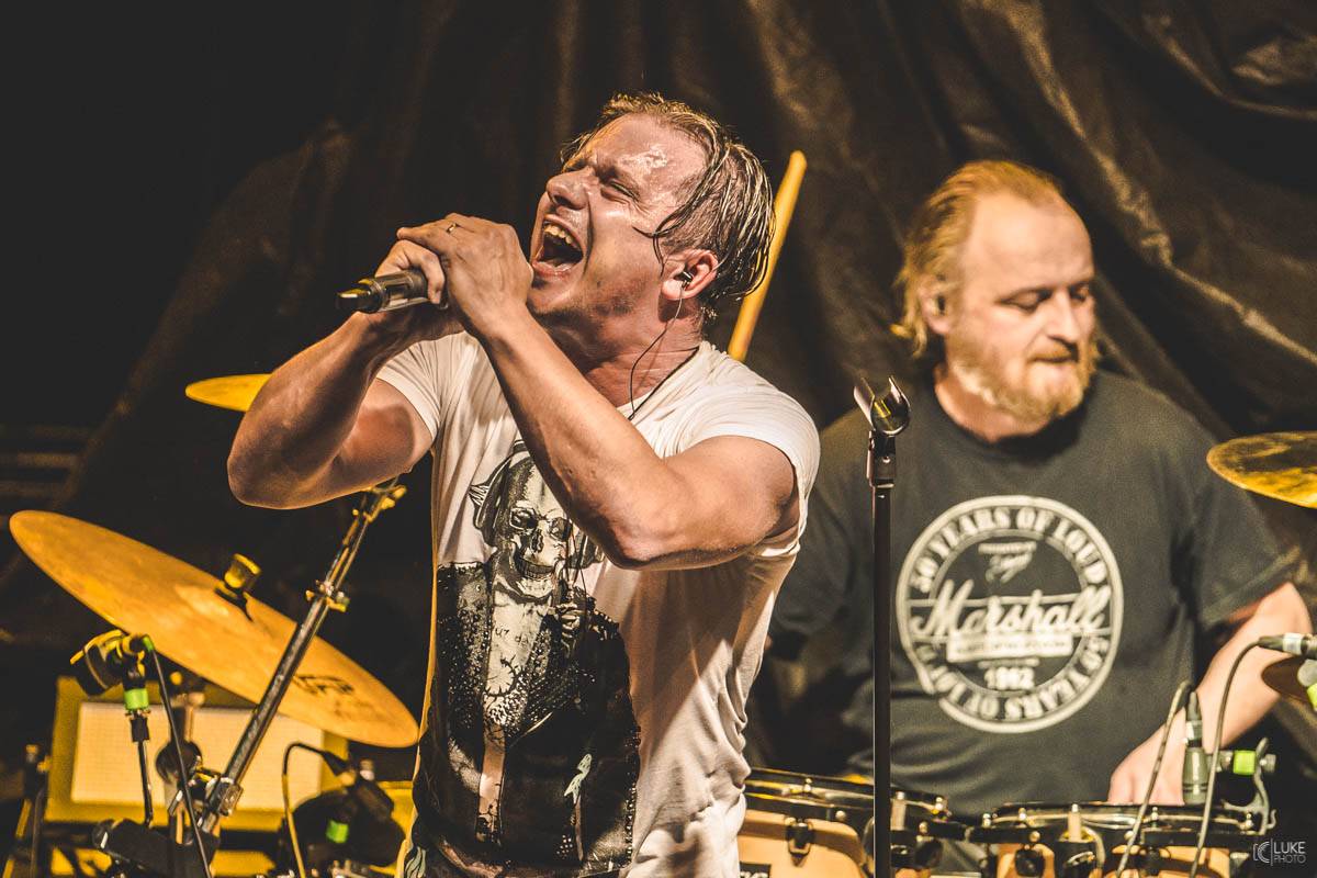 Arakain přijel se svou výroční tour do hanácké metropole. Metalový nářez, ale i lampičky jako v obýváku