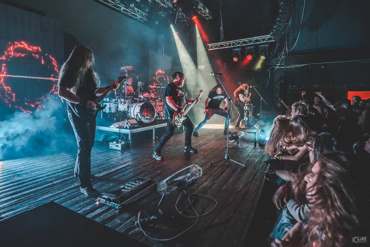 Arakain přijel se svou výroční tour do hanácké metropole. Metalový nářez, ale i lampičky jako v obýváku