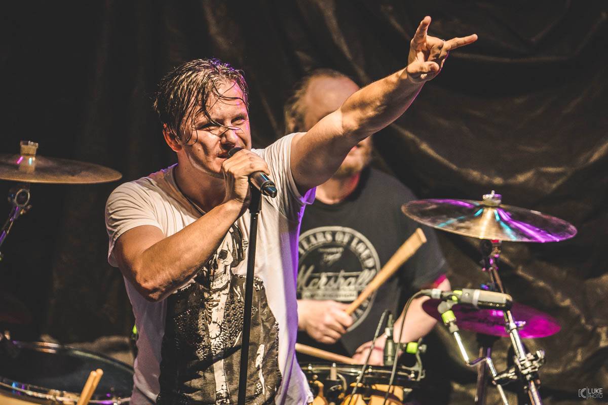 Arakain přijel se svou výroční tour do hanácké metropole. Metalový nářez, ale i lampičky jako v obýváku