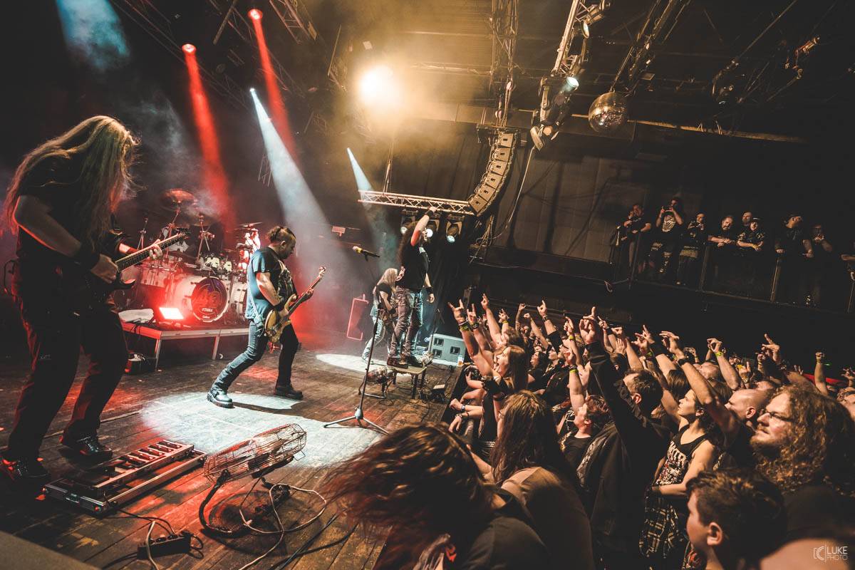 Arakain přijel se svou výroční tour do hanácké metropole. Metalový nářez, ale i lampičky jako v obýváku