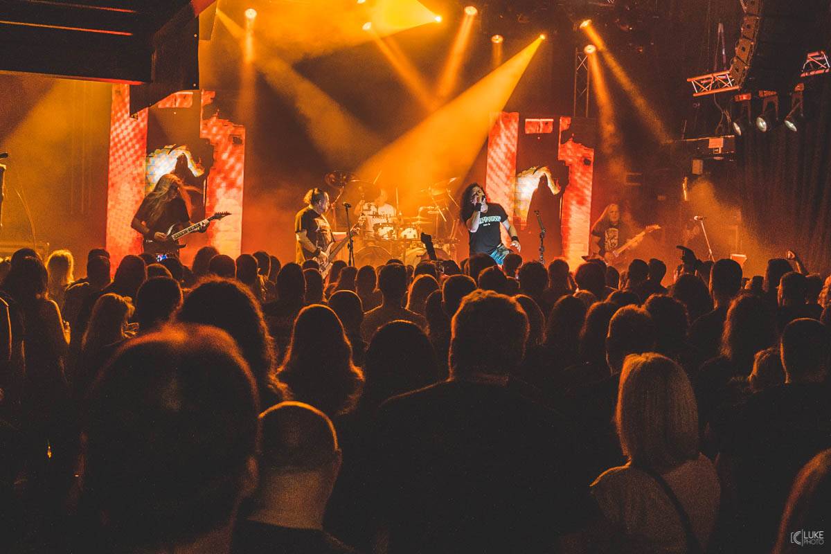 Arakain přijel se svou výroční tour do hanácké metropole. Metalový nářez, ale i lampičky jako v obýváku