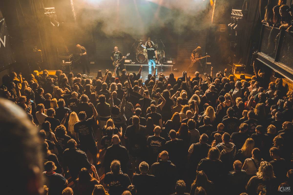 Arakain přijel se svou výroční tour do hanácké metropole. Metalový nářez, ale i lampičky jako v obýváku