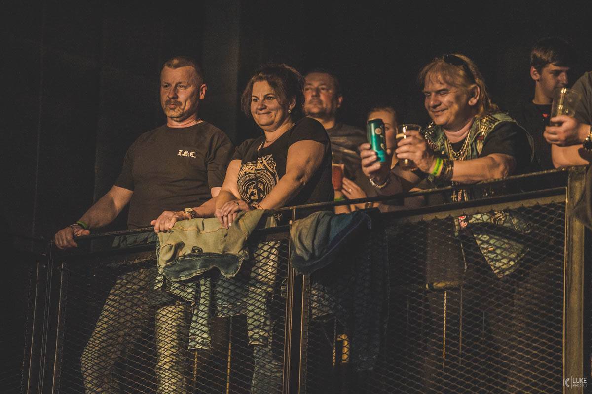 Arakain přijel se svou výroční tour do hanácké metropole. Metalový nářez, ale i lampičky jako v obýváku