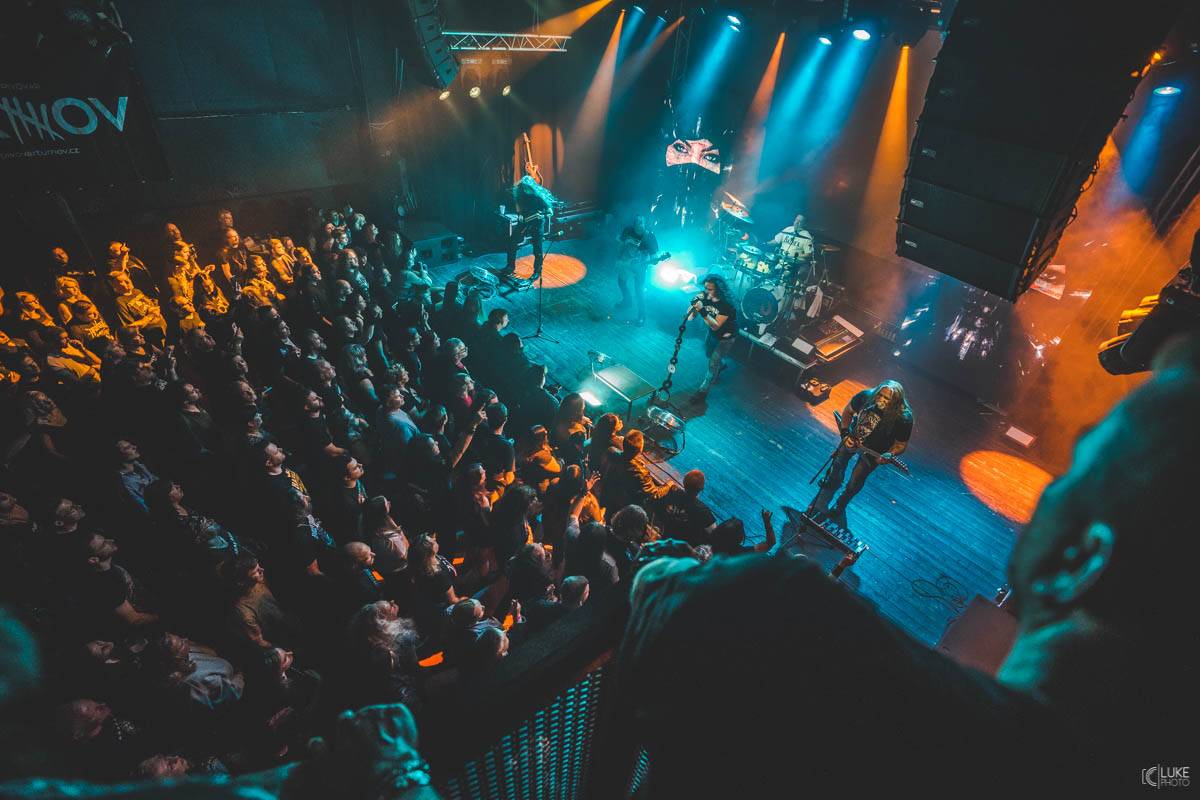 Arakain přijel se svou výroční tour do hanácké metropole. Metalový nářez, ale i lampičky jako v obýváku
