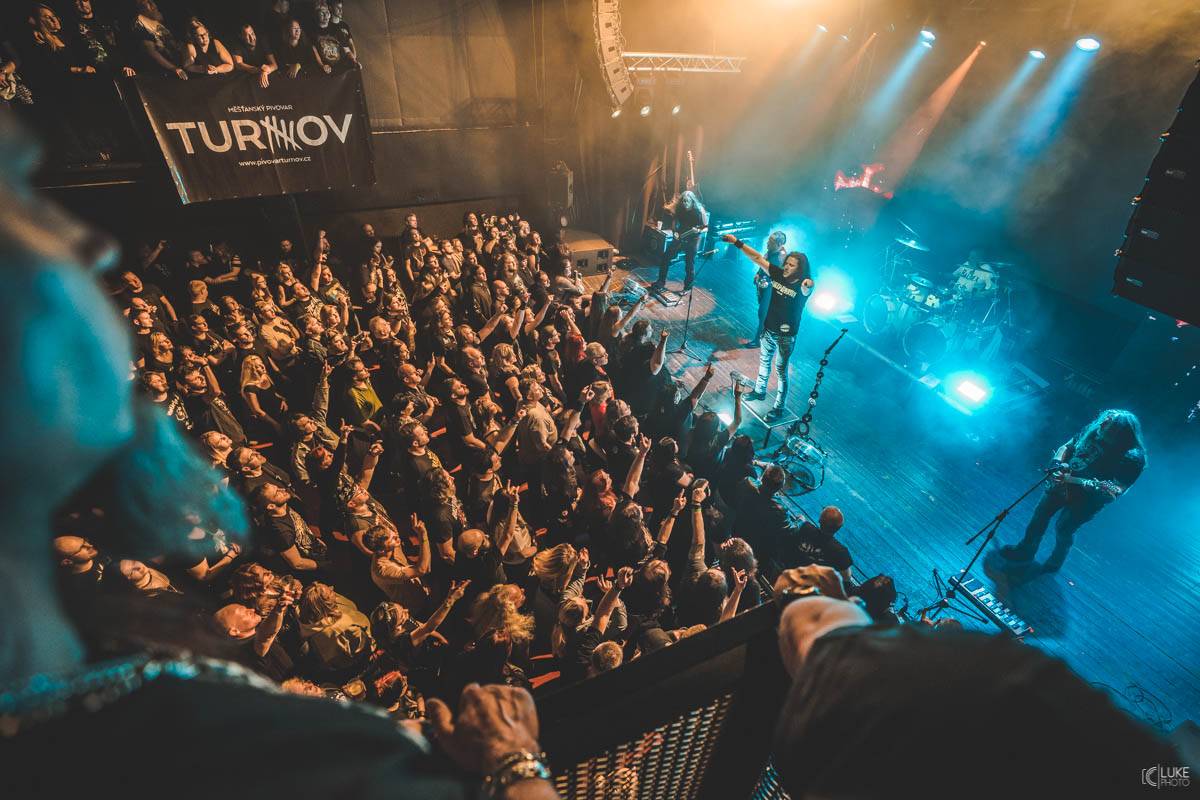 Arakain přijel se svou výroční tour do hanácké metropole. Metalový nářez, ale i lampičky jako v obýváku