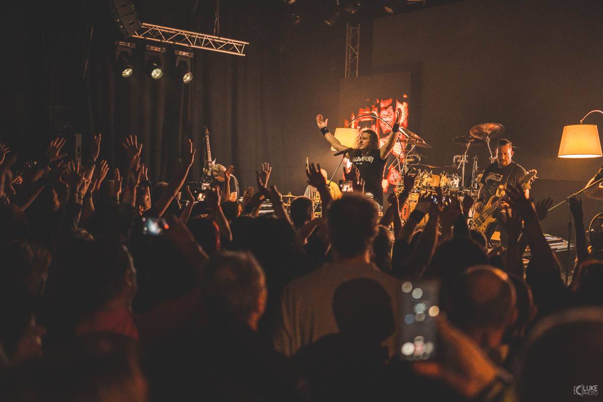 Arakain přijel se svou výroční tour do hanácké metropole. Metalový nářez, ale i lampičky jako v obýváku