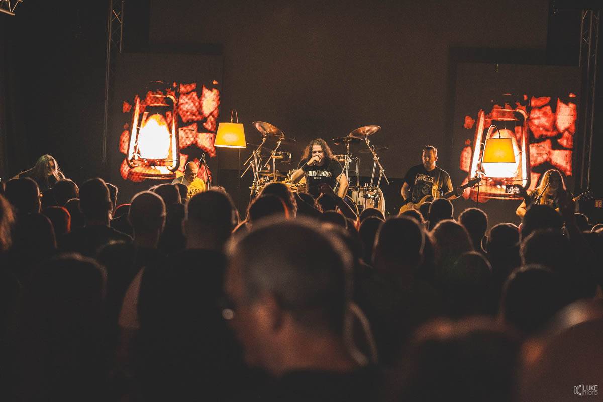 Arakain přijel se svou výroční tour do hanácké metropole. Metalový nářez, ale i lampičky jako v obýváku