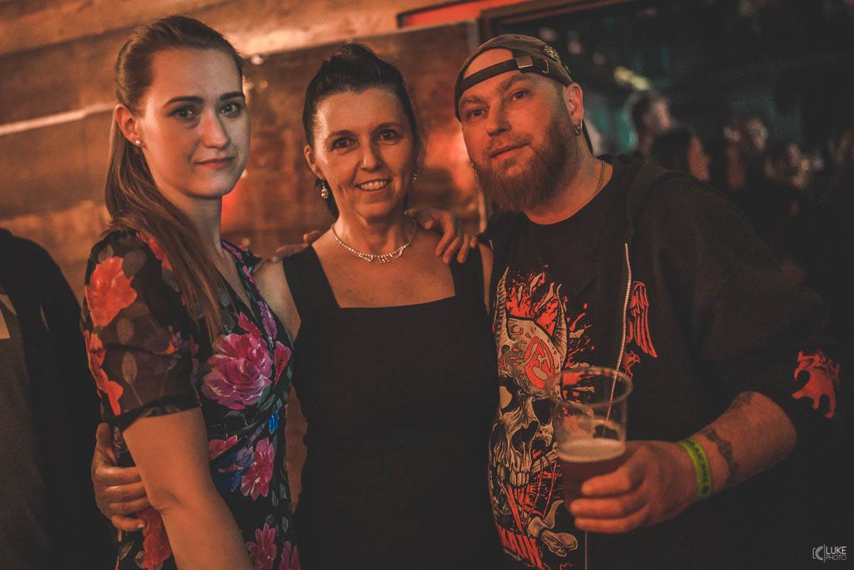 Arakain přijel se svou výroční tour do hanácké metropole. Metalový nářez, ale i lampičky jako v obýváku