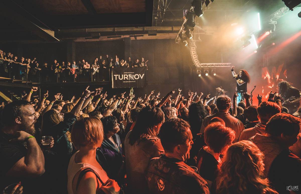 Arakain přijel se svou výroční tour do hanácké metropole. Metalový nářez, ale i lampičky jako v obýváku